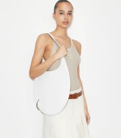 STRUKTURIERTE TASCHE MIT PIERCINGDETAIL