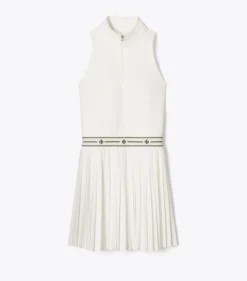 TENNISKLEID MIT VIERTELREISSVERSCHLUSS UND FALTEN