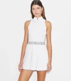 TENNISKLEID MIT VIERTELREISSVERSCHLUSS UND FALTEN
