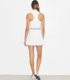 TENNISKLEID MIT VIERTELREISSVERSCHLUSS UND FALTEN