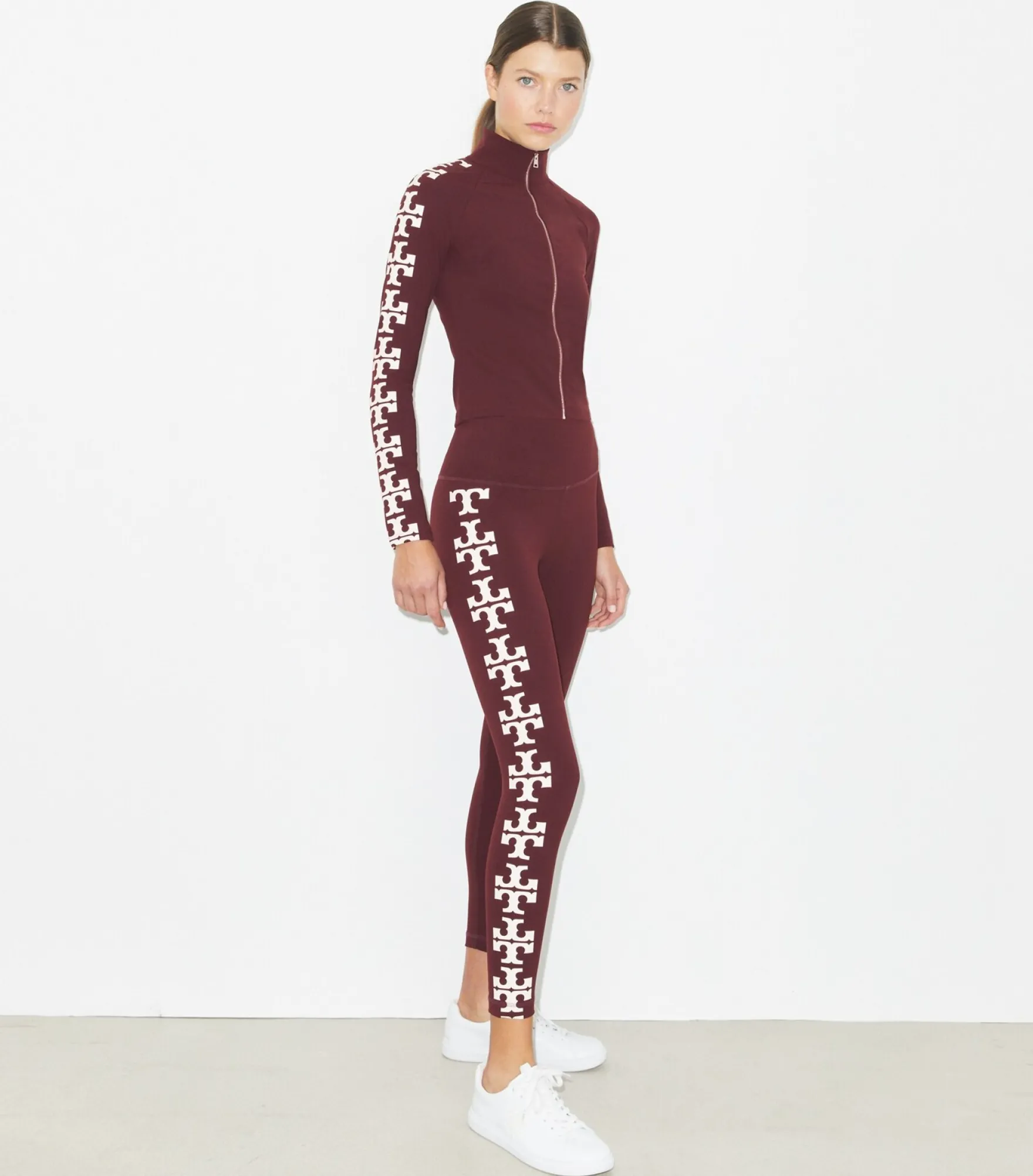 TOP AUS NYLON MIT LOGO UND REISSVERSCHLUSS