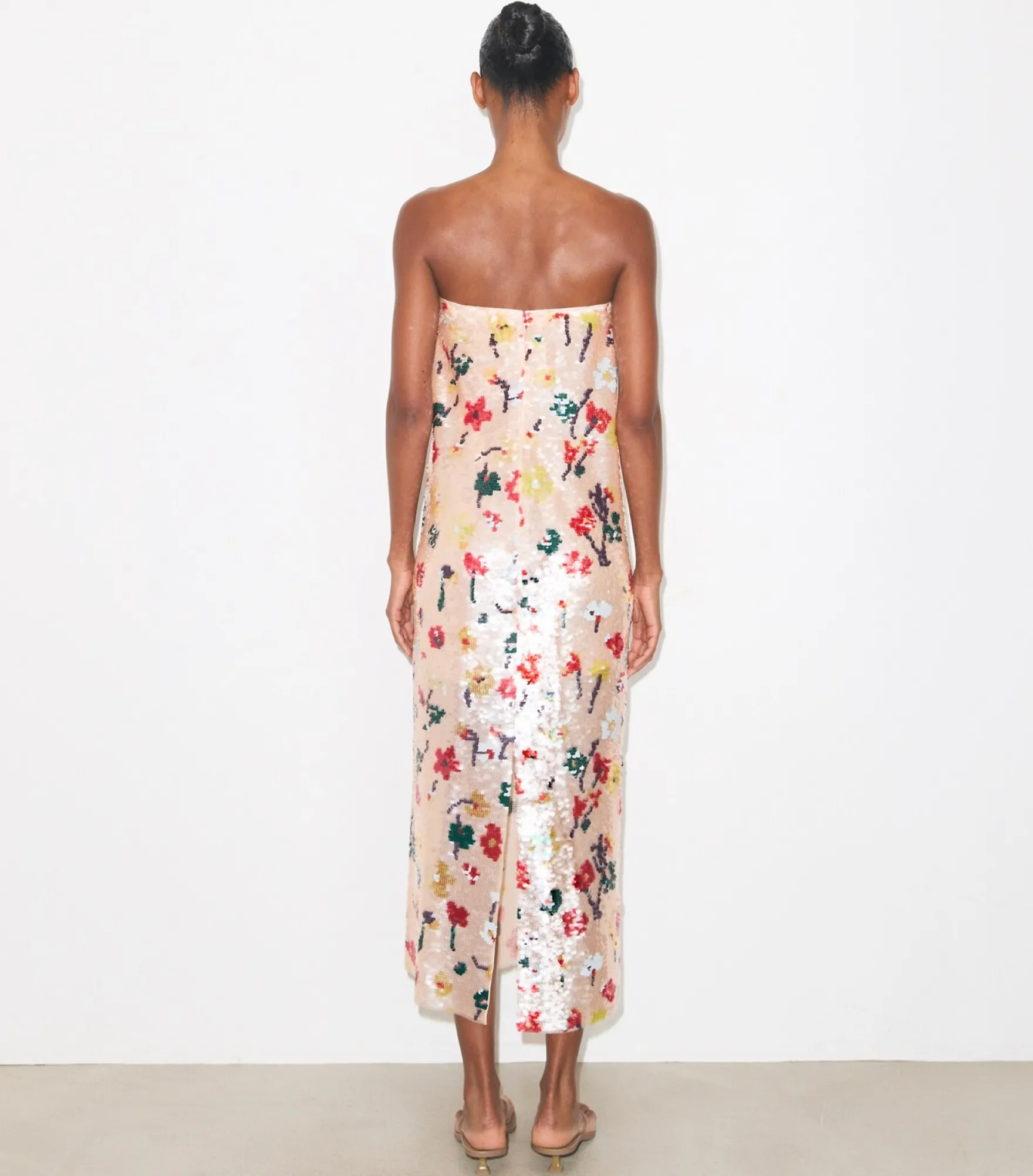 TRÄGERLOSES PAILLETTENKLEID
