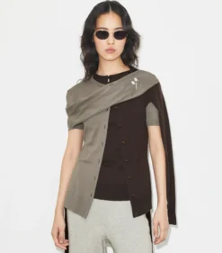 WOLLCARDIGAN MIT BROSCHE